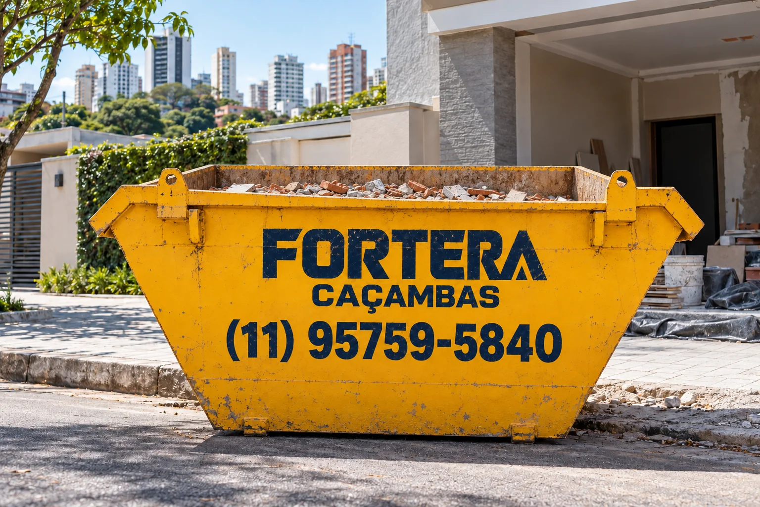 Caçamba estacionária Fortera amarela em via pública para descarte organizado de entulho